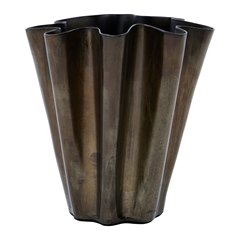 Den smukke vase er lavet i jern med et patineret udtryk i antik brun