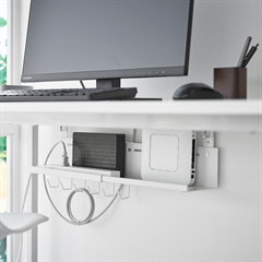Hvid justerbar Yamazaki SMART kabelbakke monteret under et skrivebord med ledninger og router