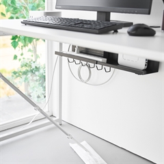 Sort Yamazaki Smart kabel- og router-skjuler monteret under et skrivebord