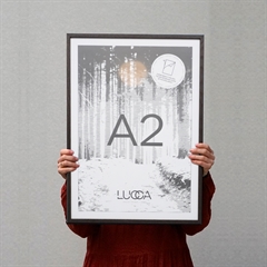 Lucca Træramme til A2 plakater - Mørkolieret Egetræ