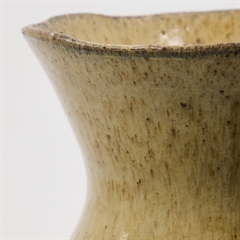 elegant vase i en beige nuance til hjemmet.