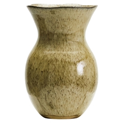 Corp vasen er lavet i keramik med en blank beige overflade og bløde former.