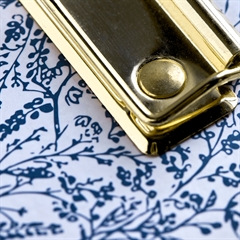 Clipboard holder fra House Doctor med et flot blåt blomstermønster.