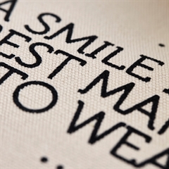 "A smile is the best makeup to wear" - kosmetiktaske