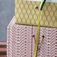 Keep æskesæt fra House Doctor, her i rød og khaki grønne farver i et flot design.