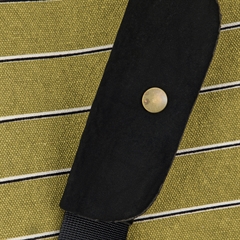 Satt Mustard, er i en flot sennepsgul nuance med et stribet design.