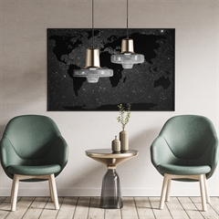 Plakat med et sort verdenskort på en baggrund af en flot stjernehimmel.