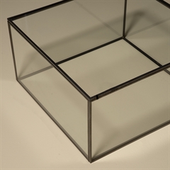 Glasskrin med låg der kan åbnes i toppen.