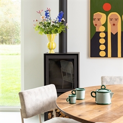 stor og flot vase med et guld stribet bolche-agtigt design.