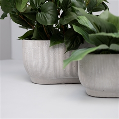 Urtepotterne har et stribet design i en retro rå lidt antik stil