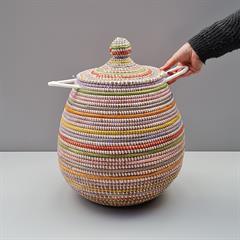 lilla afrikansk alibaba kurv med slangetæmmerlåg i farven multicolor