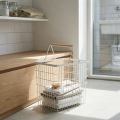 Vasketøjskurv fra Yamazaki i hvid metal
