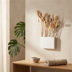 Lille hvid metalvase til ophæng på væggen til tørrede blomster