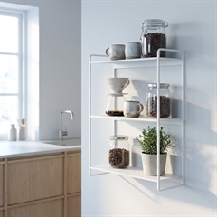 En stilren og klassisk hvid reol til ophæng på væggen