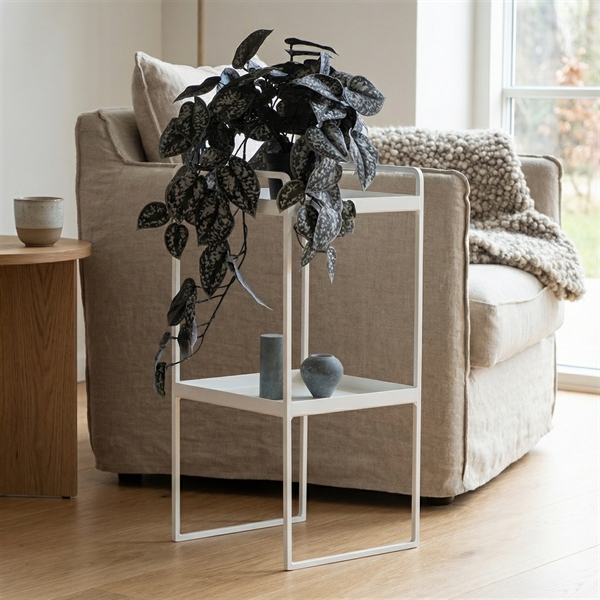 Hvid plantestander fra Como. I hvid pulverlakeret stål