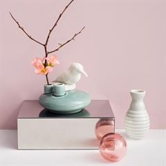 dottir keramikvase til en enkelt blomst i designet kingfisher