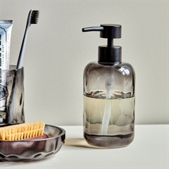 Sæbedispenser fra House Doctors badeværelsesserie WAH lavet i glas med metaldispenser. 