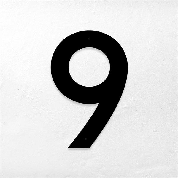 Husnummer i sort metal, fiskbæk 30 cm. nr. 9