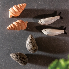 Dekorativt salt og pebersæt til spisebordet, sardiner