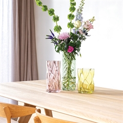 Gul glasvase til smukke blomster i hjemmet