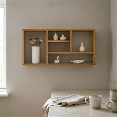 Smal hylde i egetræ med fingersamlinger