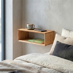 Dansk designet hylde i egetræ med fingersamlinger