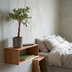 Lav hylde i egetræ med fingersamlinger