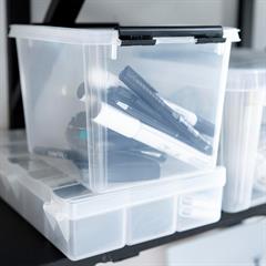 Plastkasse med låg til opbevaring af kontorartikler