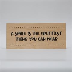 Træskilt - A smile is the prettiest thing you can wear