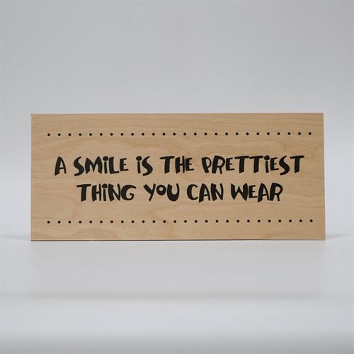 Træskilt - A smile is the prettiest thing you can wear