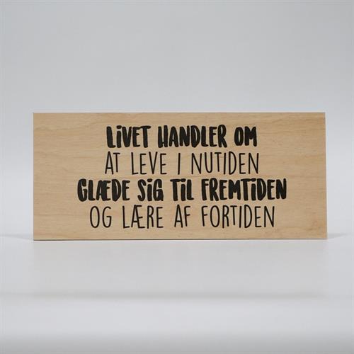 Træskilt - Livet handler om at leve i nutiden