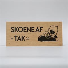 Træskilt - Skoene af, tak