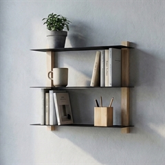 Sort Yoshi vægreol med 3 hylder i metal og egetræ.