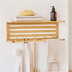 Zeller væghylde i lyst bambustræ med en hylde og fem knager til opbevaring.