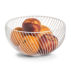 Hvid frugtkurv i metal fra Zeller med åbent tråddesign, måler 26,5 cm i diameter.